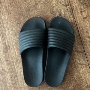 Girlfriend Collectives slides W9